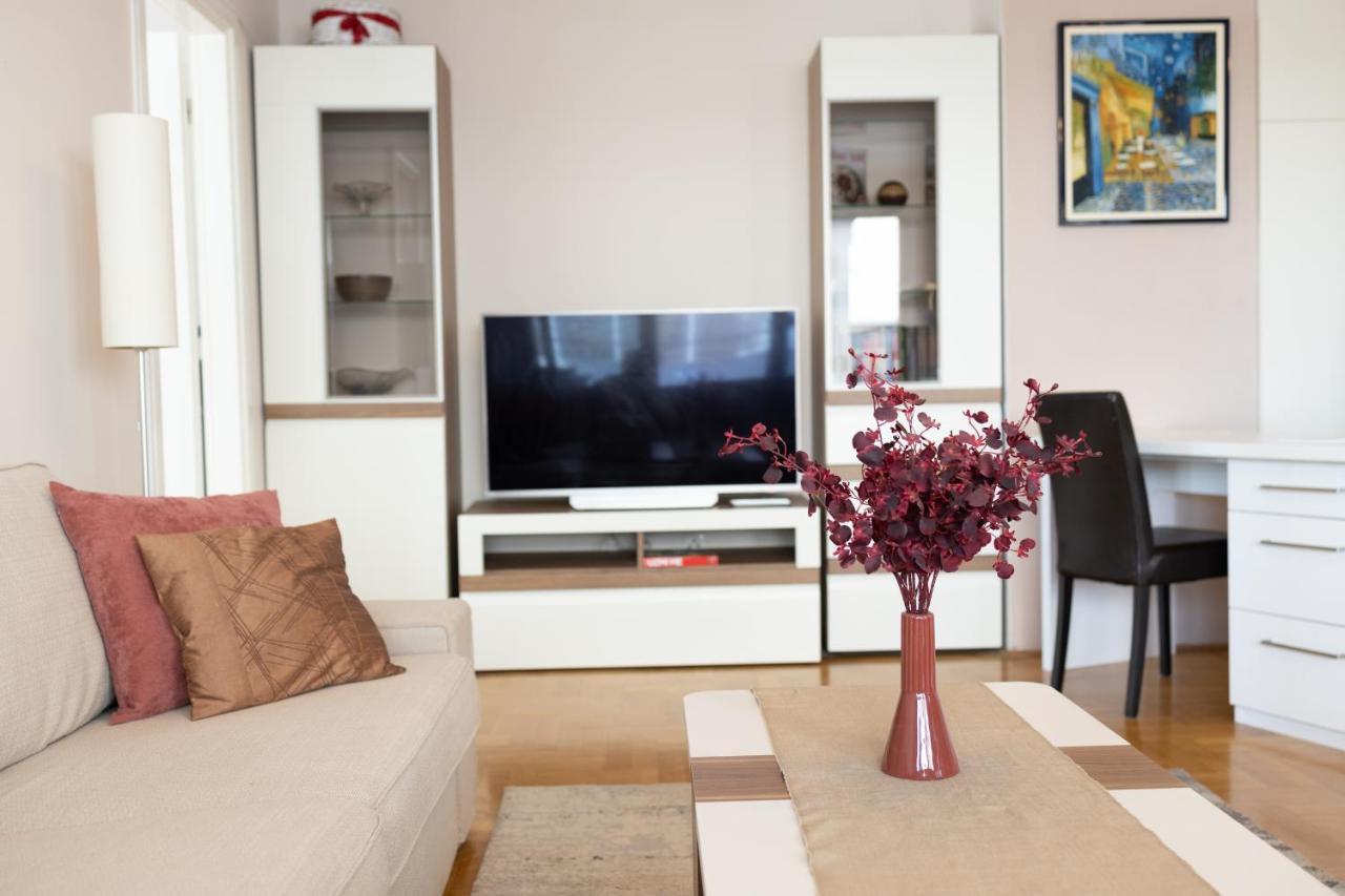 Luxurious In The Heart Of Apartment *